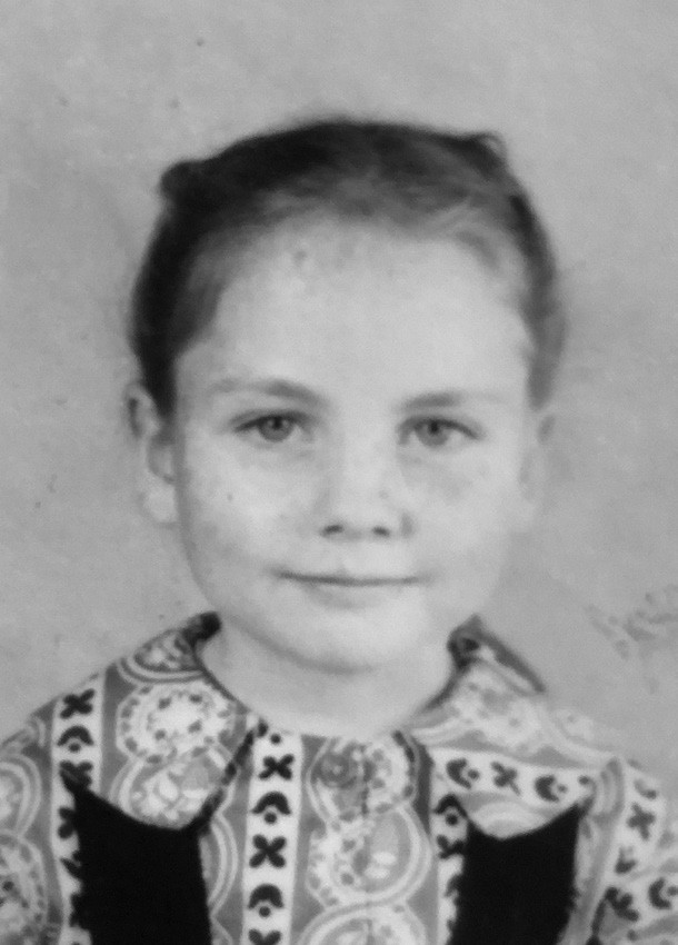 photo of young girl raised on a farm in Idaho in the 1940s